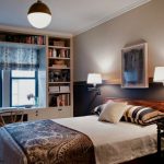 خزانة ملابس حول النافذة إلى غرفة النوم