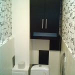 خزانة في المرحاض من دريوال بأيديهم