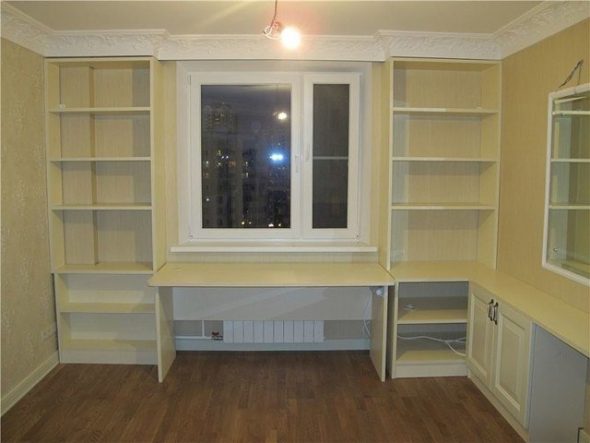 خزائن حول النافذة