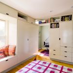 خزائن بالقرب من النافذة