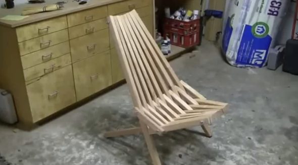 كرسي قابل للطي لإعطاء وشرفة بأيديهم