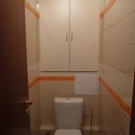 مرحاض مع خزانة ملابس مدمجة