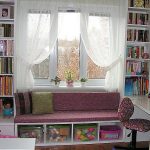 يمكن صنع رفوف مفيدة حول النافذة.