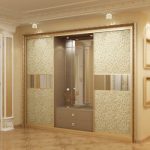 خزانة في الردهة المشرقة