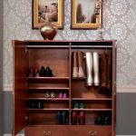 علب الأحذية مغلقة في الردهة