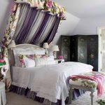 المظلة فوق العارضة فوق السرير