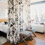 المظلة بالأبيض والأسود