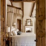 قوس المظلة في غرفة النوم