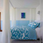 السرير المظلة الزرقاء