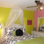 تاج المظلة في غرفة النوم