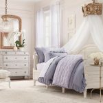 المظلة في غرفة النوم لفتاة