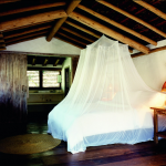 مظلة تغطي السرير