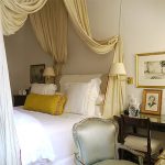 المظلة على السرير