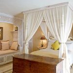 المظلة فوق السرير الأبيض