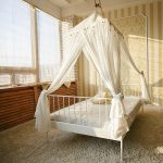 المظلة فوق السرير الأبيض