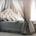 المظلة فوق الصورة السرير