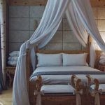 المظلة فوق السرير بأيديهم