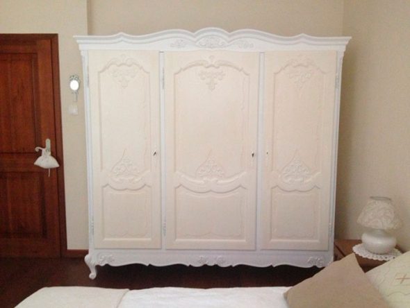 أثاث أبيض في غرفة النوم