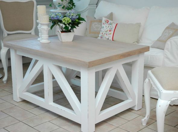 طاولة بيضاء