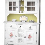 بوفيه أبيض مع الحلي