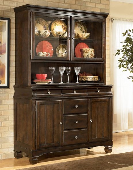 بوفيه الخشب الطبيعي في الداخل