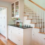 بوفيه بالقرب من الدرج