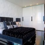 اللون الأسود في غرفة النوم