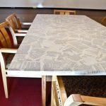 ديكور الجدول مع الصحف القديمة