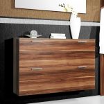 صندوق أحذية خشبي في الرواق