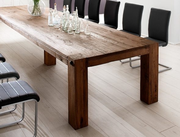 طاولة خشبية