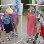 يلعب الأطفال مع الشاشة