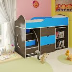 سرير الأطفال علوي