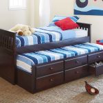 سرير خشبي للأطفال