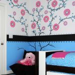 سرير الأطفال في غرفة النوم