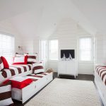 سرير للأطفال في غرفة النوم المشرقة