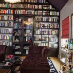 أرفف الكتب في القاعة الداخلية