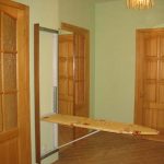 طاولة الكي في الغرفة