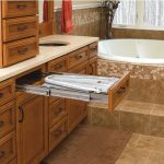 طاولة الكي في الحمام