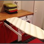 طاولة الكي في المطبخ