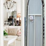 طاولة الكي وراء المرآة