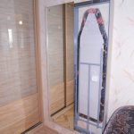 المدمج في طاولة الكي وراء المرآة