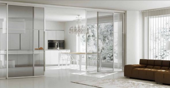 أبواب مقصورة في غرفة المعيشة