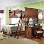 سرير بطابقين كبير