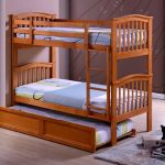 سرير بطابقين في غرفة النوم