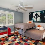 سرير بطابقين قابل للطي في غرفة نوم الأطفال