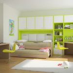 سرير بطابقين في غرفة النوم الخضراء