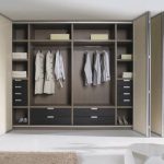 خزانة الملابس في الداخل