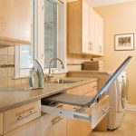 طاولة الكي في المطبخ