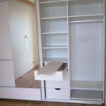 طاولة الكي في خزانة