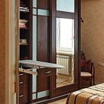 طاولة الكي في خزانة